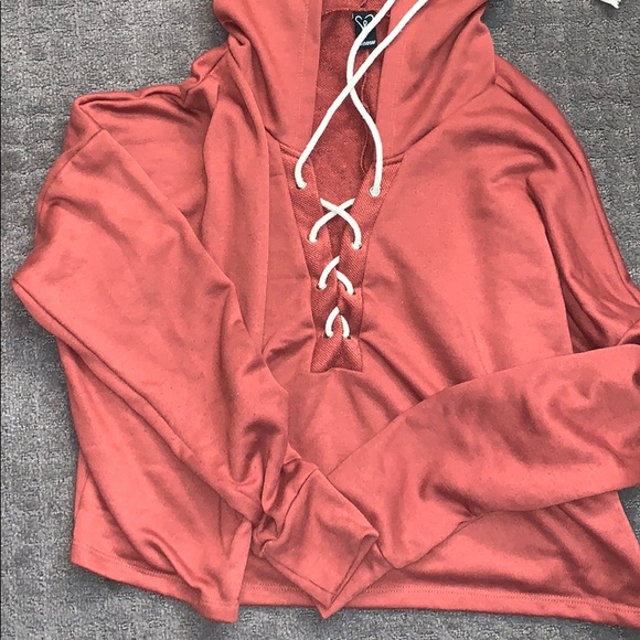 𝚆𝚒𝚗𝚍𝚜𝚘𝚛 𝚌𝚛𝚘𝚙𝚙𝚎𝚍 𝚑𝚘𝚘𝚍𝚒𝚎 - Picture 2 of 4